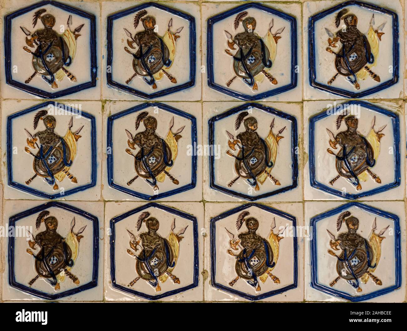 Sintra, Portogallo - 21 August 2019: modello rettangolare della parete ceramica piastrelle in pena Palace con cavalieri in armatura Foto Stock