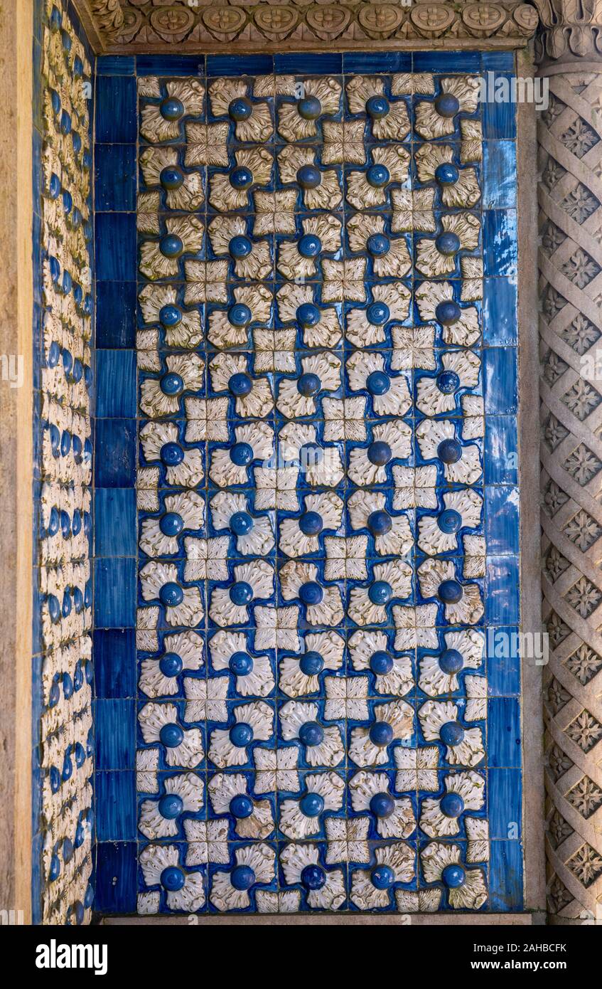 Sintra, Portogallo - 21 August 2019: modello rettangolare della parete ceramica piastrelle in pena Palace con forme di piume Foto Stock