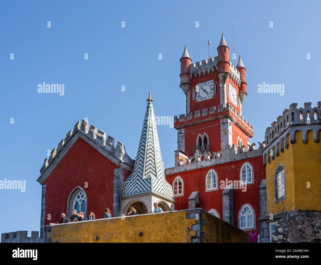 Sintra, Portogallo - 21 August 2019: turisti sul balcone della coloratissima e drammatici torri di Pena Palace Foto Stock