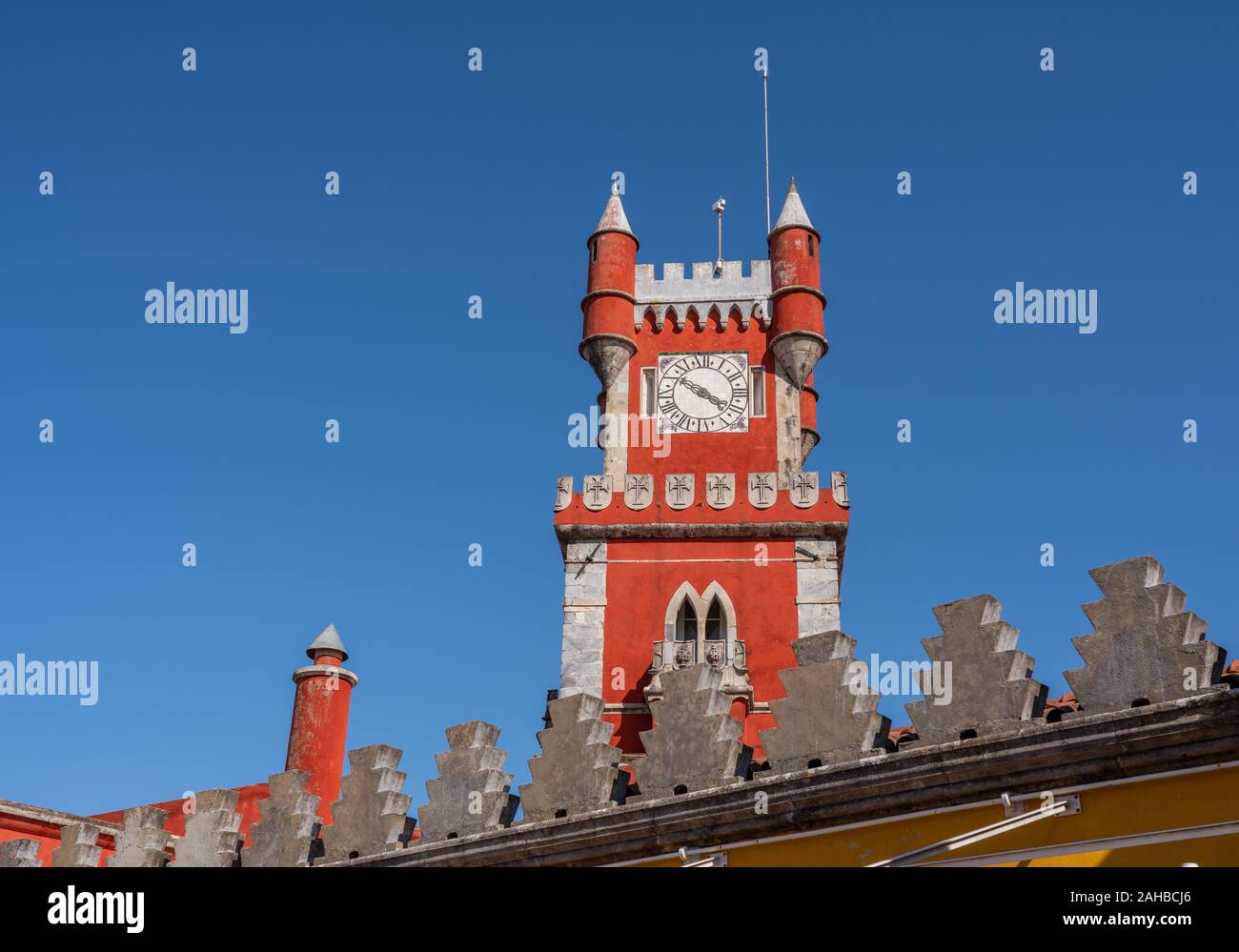Sintra, Portogallo - 21 August 2019: Rosso torre dell orologio sopra i tetti di Pena Palace Foto Stock