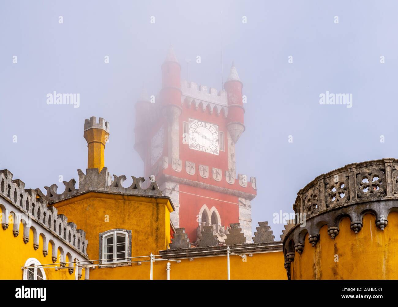 Sintra, Portogallo - 21 August 2019: nuvole basse e la nebbia nascondi le colorate e spettacolari torri di Pena Palace Foto Stock