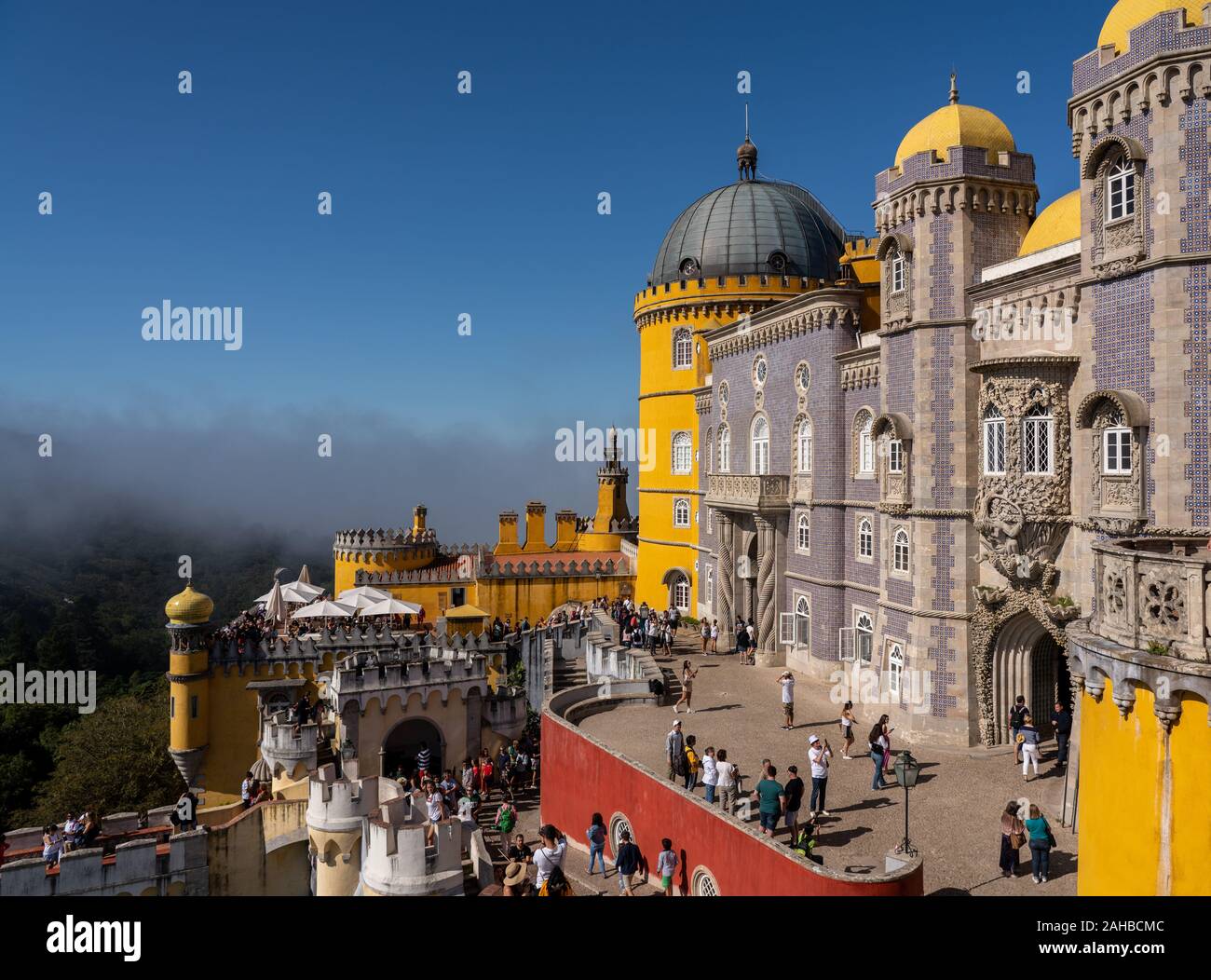 Sintra, Portogallo - 21 August 2019: turisti attendere per immettere la colorata e drammatici torri di Pena Palace Foto Stock