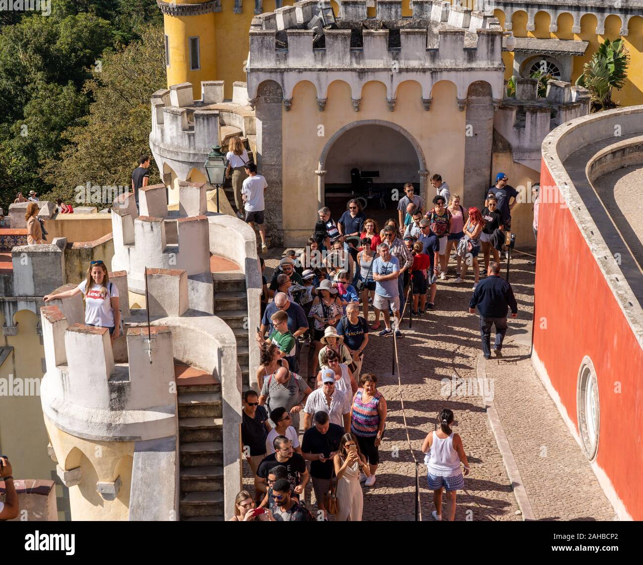 Sintra, Portogallo - 21 August 2019: turisti attendere per immettere la colorata e drammatici torri di Pena Palace Foto Stock