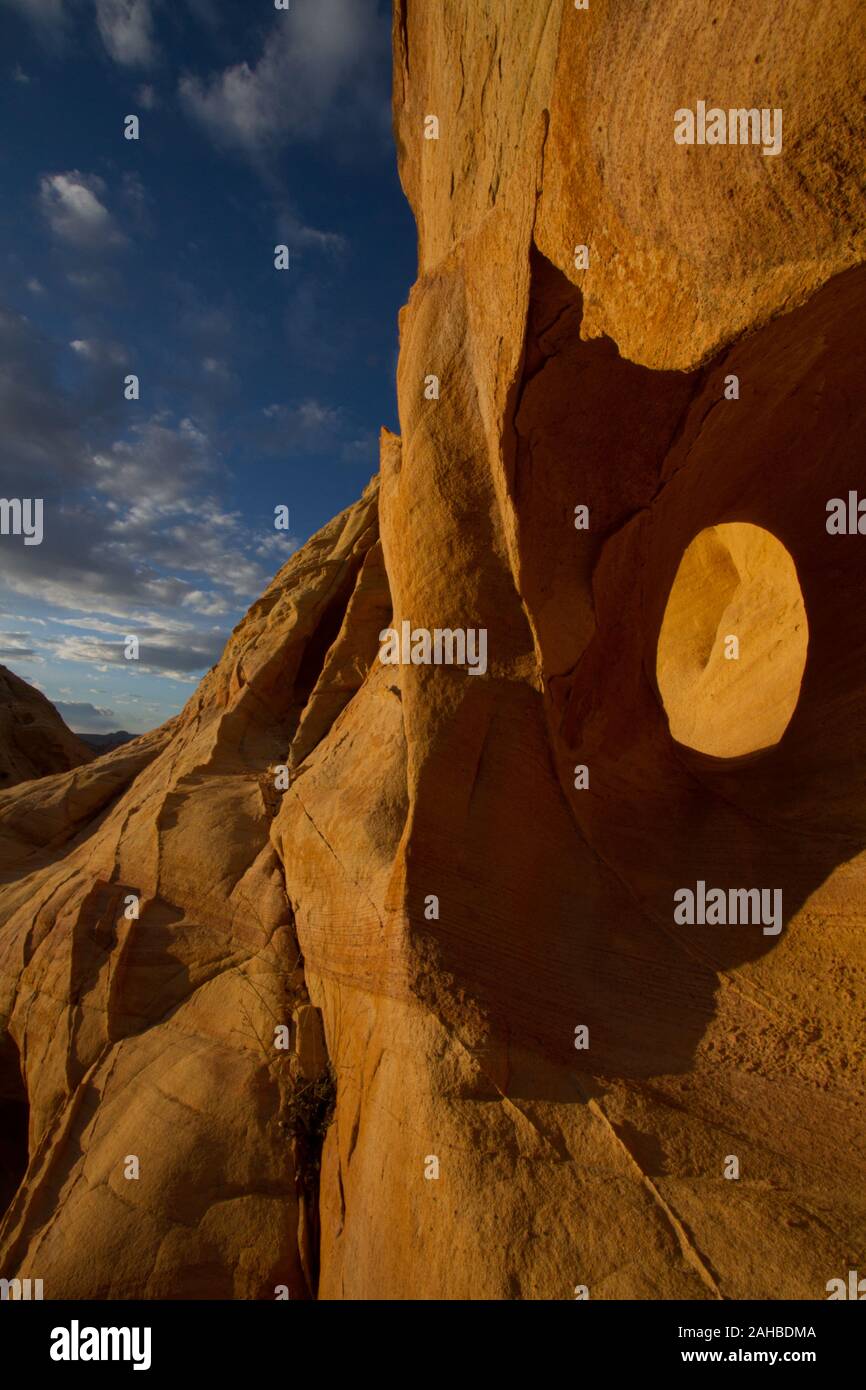 Un interessante red rock formazione nel nord del deserto del Nevada. Foto Stock