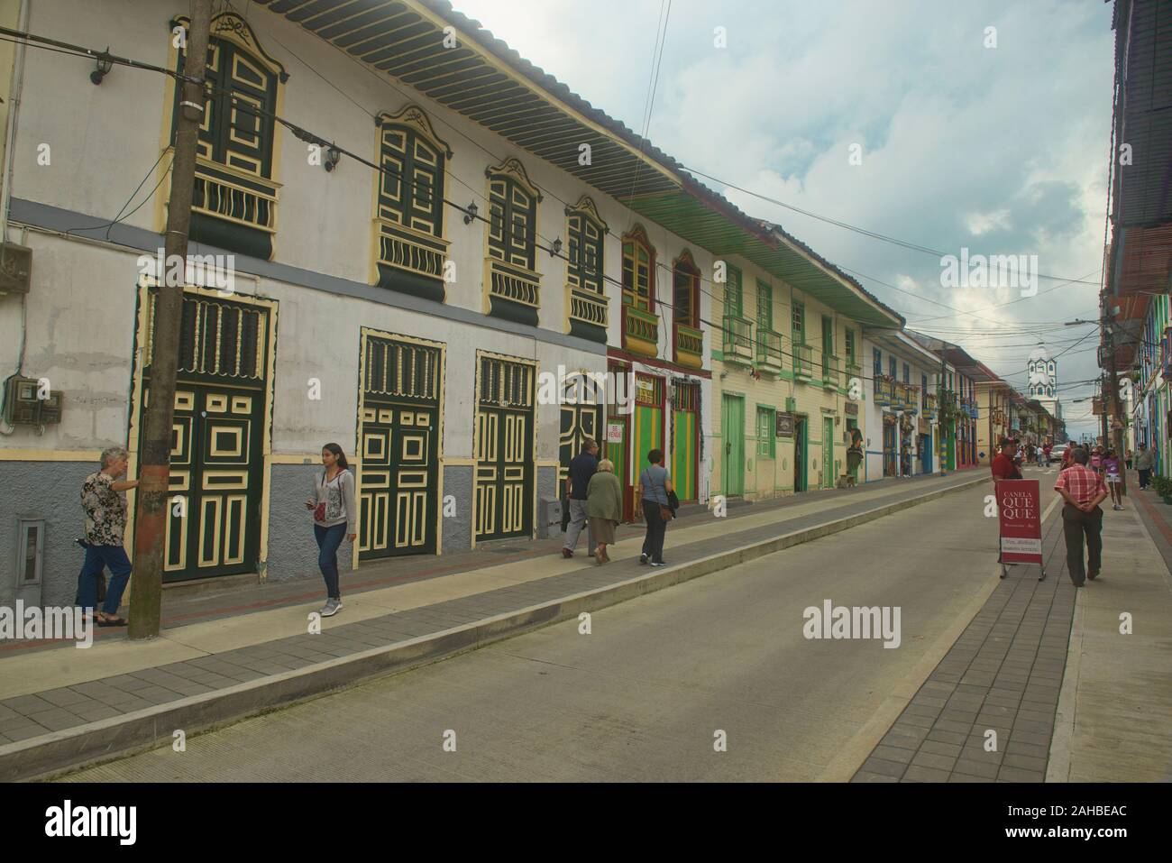 Colorata architettura coloniale in Filandia nella zona Cafetera, Colombia Foto Stock