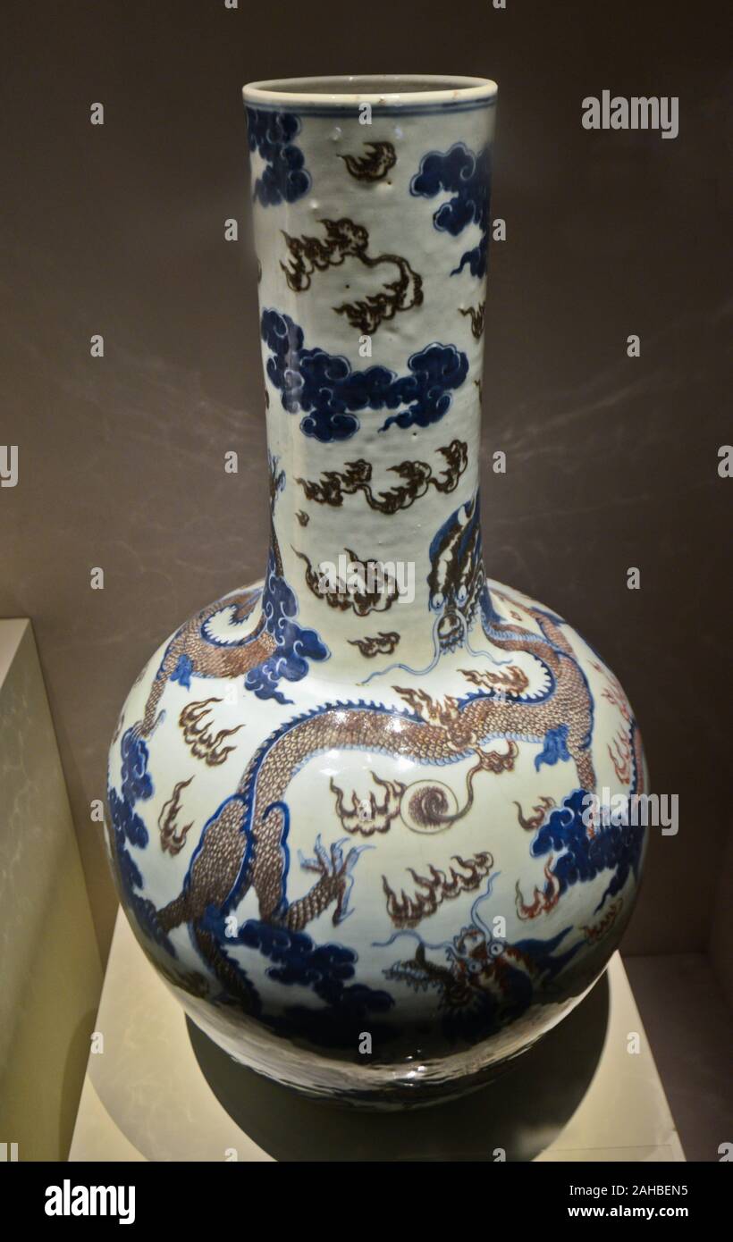 Porcellana cinese: Vaso bianco e blu con fiamma rossa, nuvola e drago smalti - Daoguang regno di Qing (1821-1850 d.C.). Wuhan Museum, Cina Foto Stock