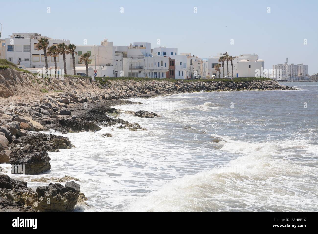 Una vista della costa rocciosa e edifici imbiancati della vecchia città di Mahdia sulla costa mediterranea della Tunisia. Foto Stock