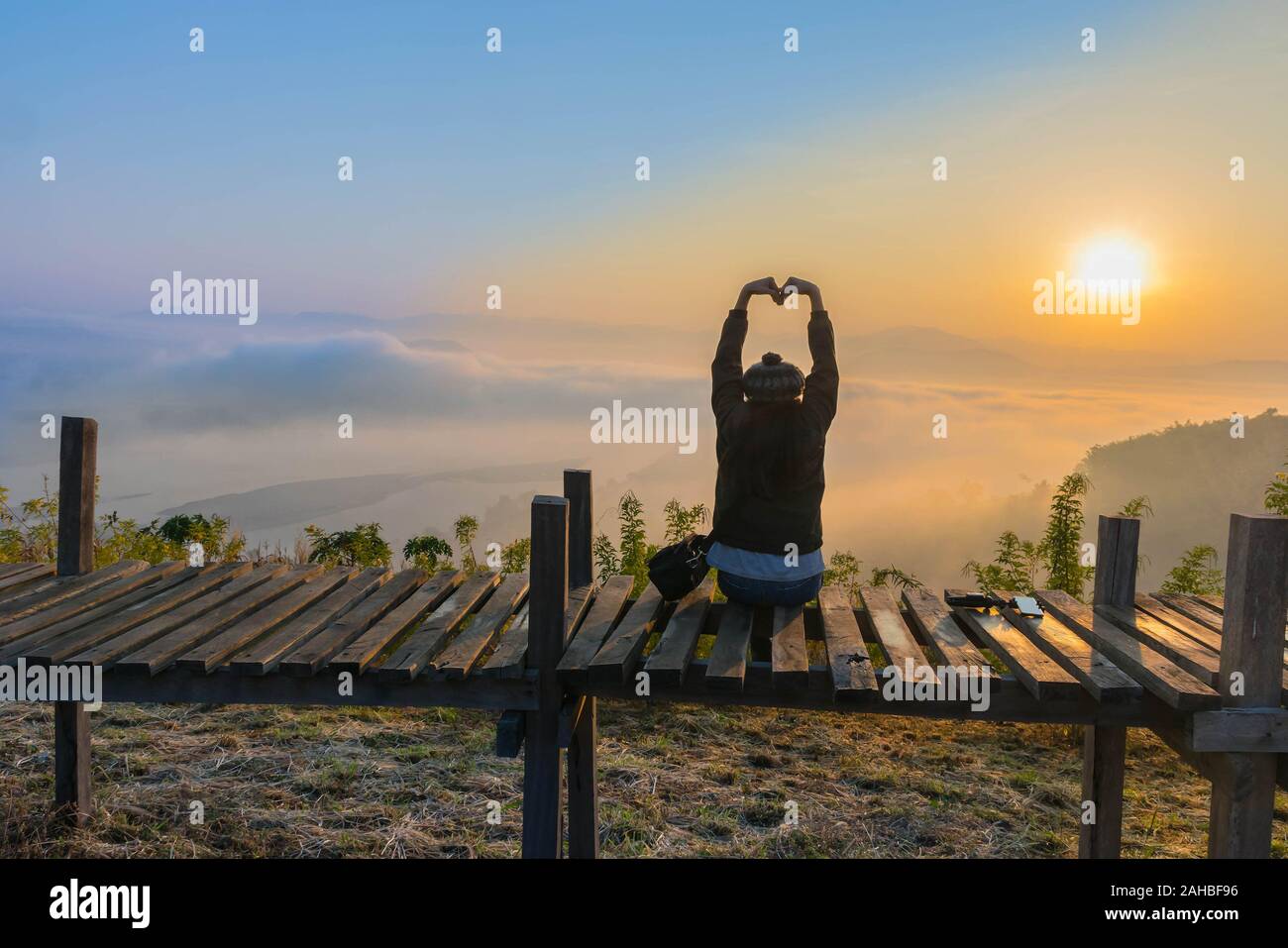 Silhouette l'alba con un di legno skywalk, la nebbia, il bellissimo cielo e cloud a Phu Lam Duan Mountain, Pak Chom distretto, Loei Provincia, Tailandia Foto Stock