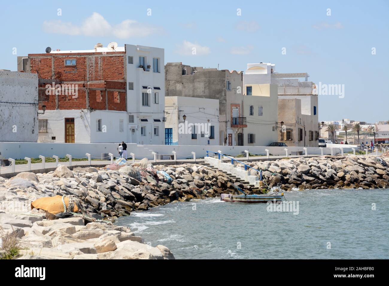 Una vista della costa rocciosa e edifici imbiancati della vecchia città di Mahdia sulla costa mediterranea della Tunisia. Foto Stock