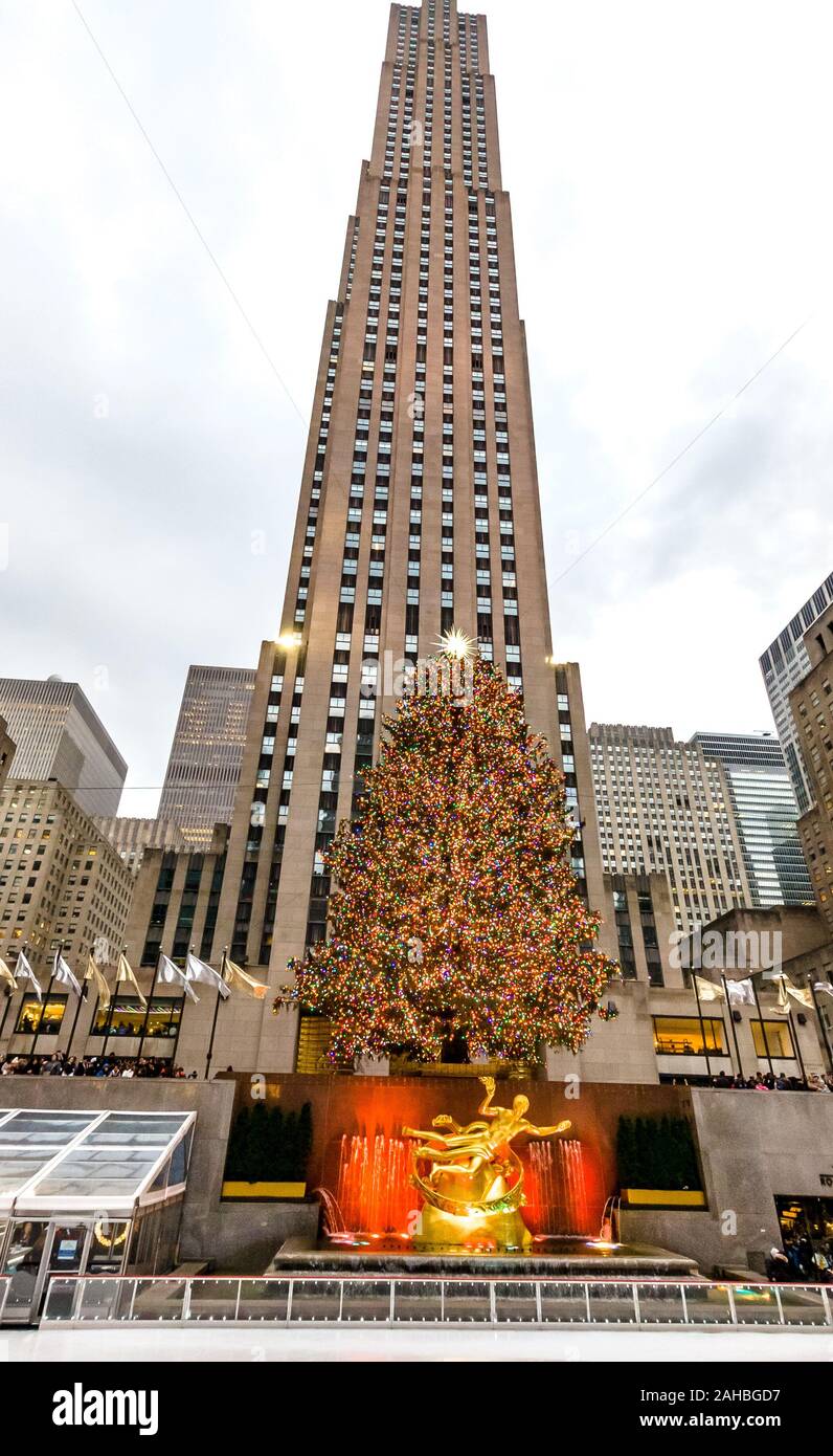 New York, Stati Uniti d'America, 27 dicembre 2019. Un gigantesco albero di natale accanto alla pista di pattinaggio su ghiaccio al Rockefeller Center nel centro cittadino di New York City. Credito: E Foto Stock