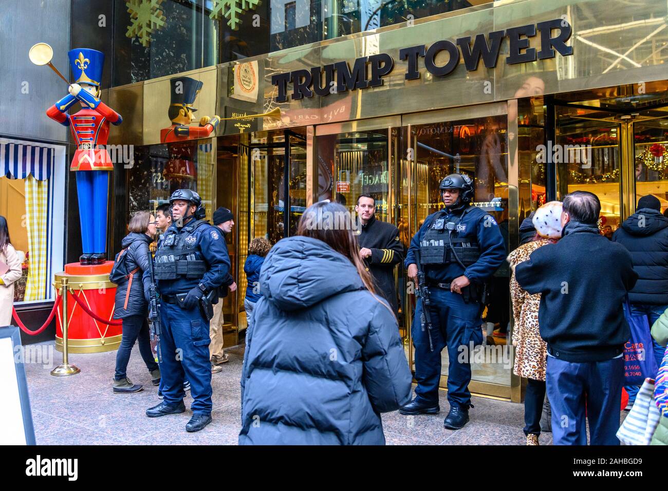 New York, Stati Uniti d'America, 27 dicembre 2019. Armati pesantemente e poliziotti di guardia all'entrata di Trump Tower nel centro di New York City. La sicurezza è stata tigh Foto Stock