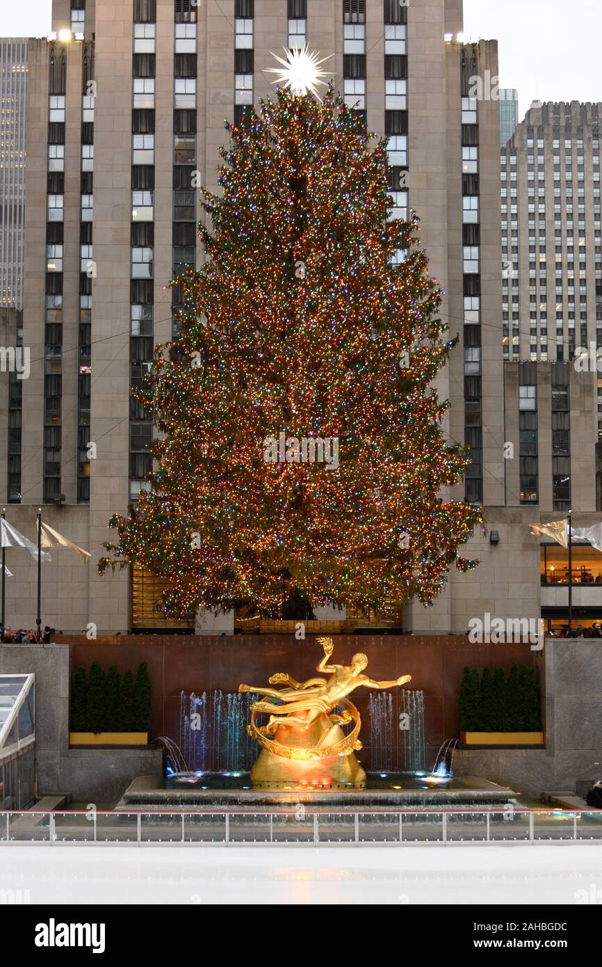 New York, Stati Uniti d'America, 27 dicembre 2019. Un gigantesco albero di natale accanto alla pista di pattinaggio su ghiaccio al Rockefeller Center nel centro cittadino di New York City. Credito: E Foto Stock