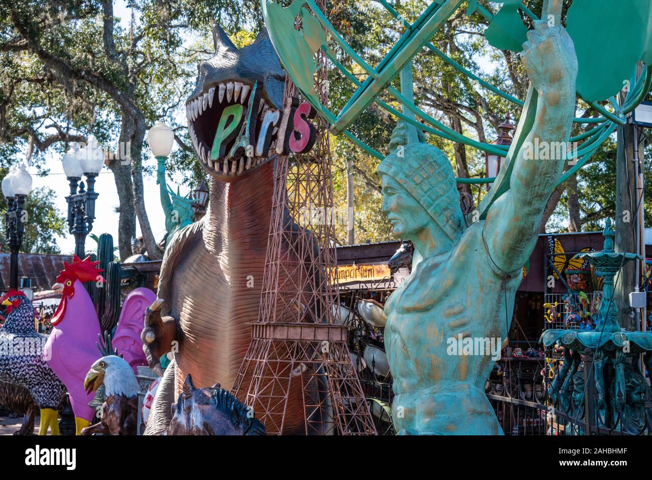 Atlas sta con il mondo sulle sue spalle mentre un dinosauro divora Parigi a Barberville cantiere stradale arte Emporium in Pierson, Florida. (USA) Foto Stock
