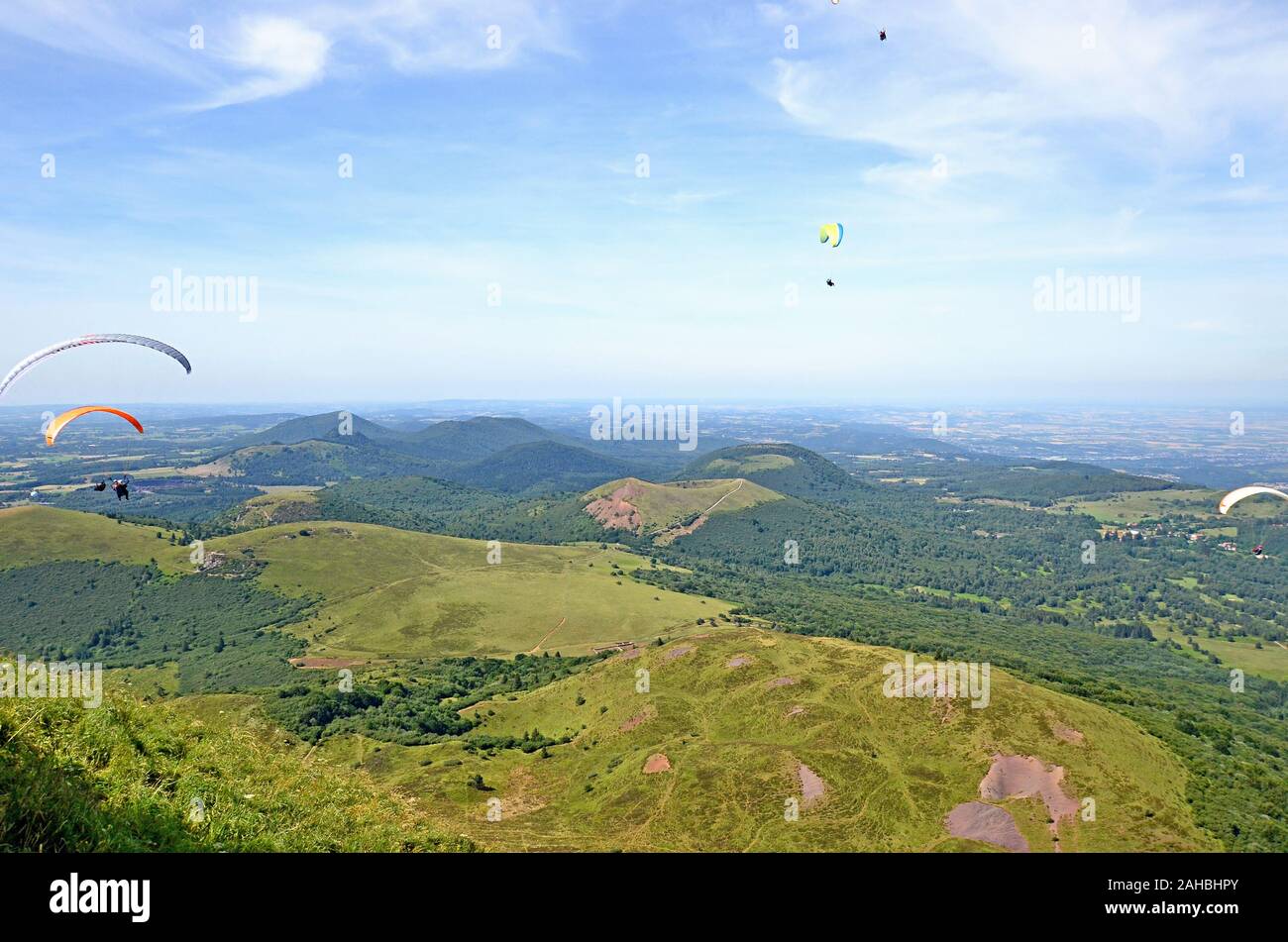 Il Puy de Dôme è una regione in Francia con i suoi vulcani e splendidi paesaggi. È anche noto come una macchia di paracadutismo Foto Stock