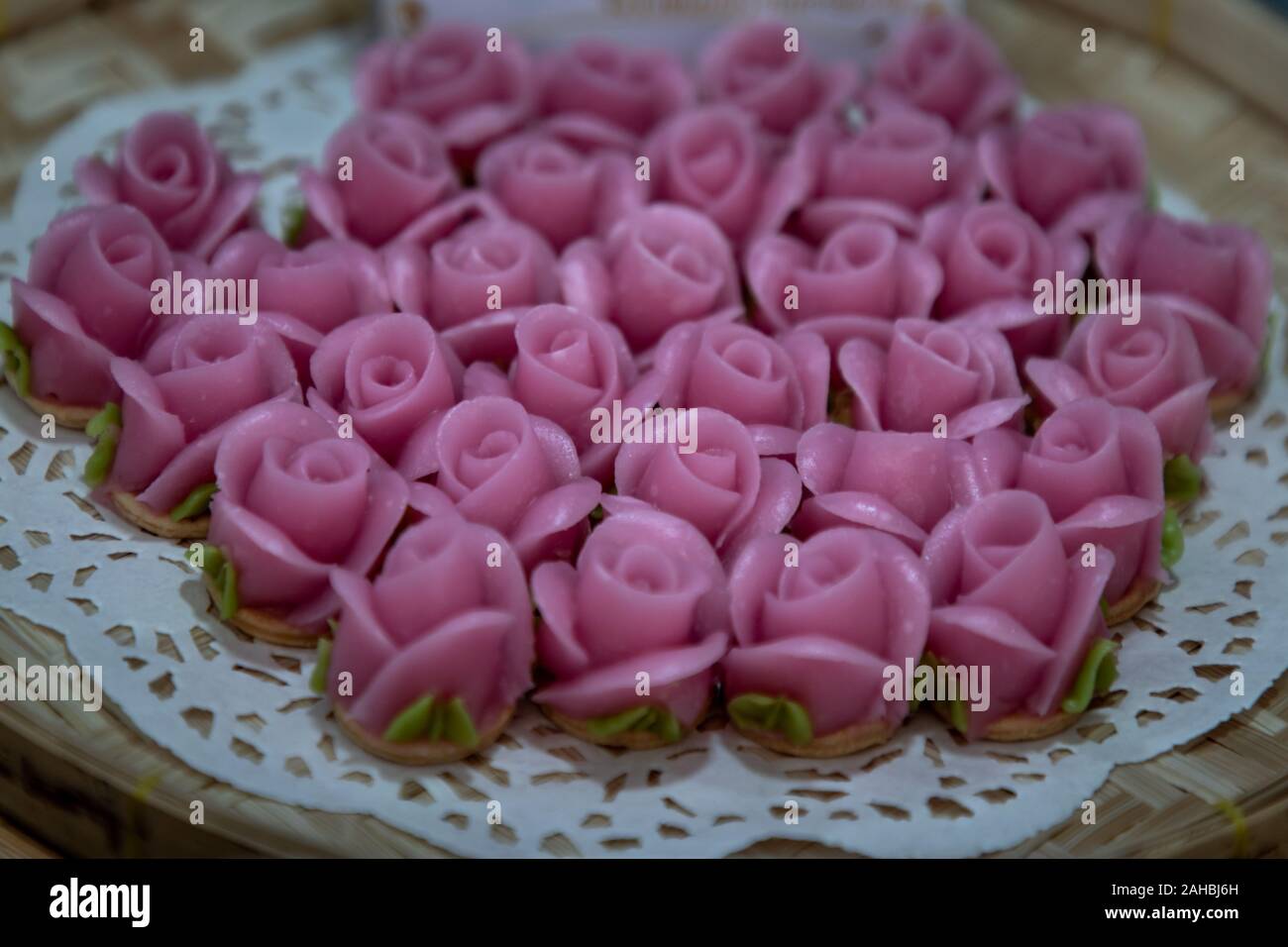 Tradizionale Thai dessert e dolci deliziosi : caramelle colorate con rose sagomato. "A-lua o Allure' Thai caramelle fatte a mano, il fuoco selettivo. Foto Stock