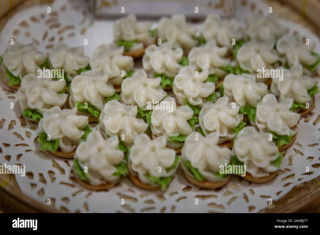 Tradizionale Thai dessert e dolci deliziosi : Candy con gelsomino sagomato. "A-lua o Allure' Thai caramelle fatte a mano. Foto Stock