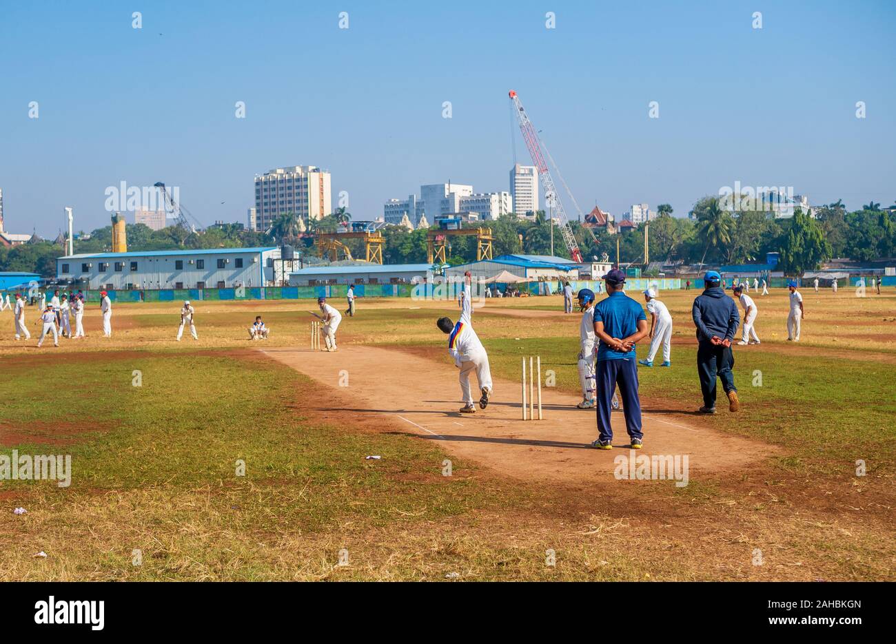 Mumbai, India - 14 dicembre 2019: Indias più famoso di cricket dello sport praticato dai bambini a livello locale la massa di Mumbai Foto Stock