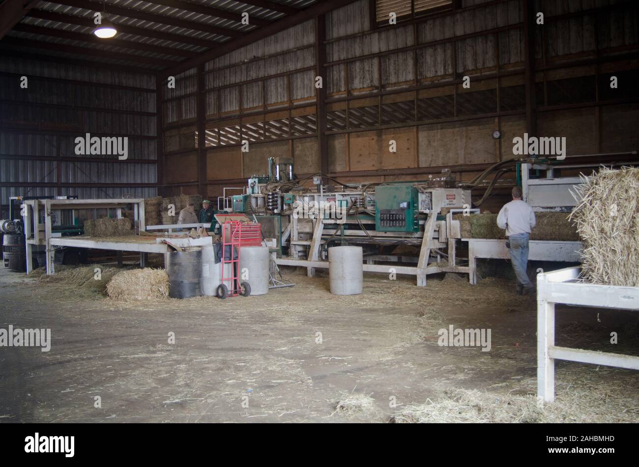 Compattatore di fieno a Heidel cava di aziende agricole a conduzione familiare farm dal 1852 ed è attualmente un 1.800 acri di funzionamento in Germansville, PA, il 20 aprile 2011. Guidati dal Presidente David Fink si producono in prevalenza e fieno compatto per l'esportazione; inoltre essi crescono produrre su 300 acri per locali di vendita entro il 40 miglia di raggio. Con l'aiuto finanziario degli Stati Uniti Del Dipartimento dell'agricoltura (USDA) un pannello 896 solar array è stato recentemente installato su unfarmable diversione scava. Valore nominale a 200 kilowatt, essi sporgono 240 megawatt di energia elettrica che può essere prodotta ogni anno, fornendo il 70% delle aziende agricole fabbisogno elettrico Foto Stock