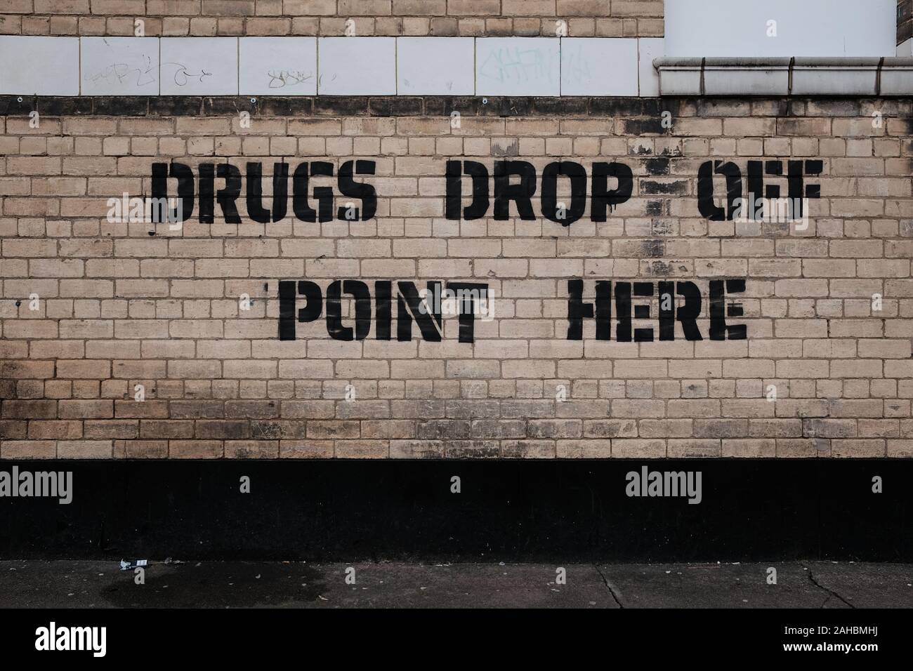 Spaccio di droga graffiti su una parete Foto Stock