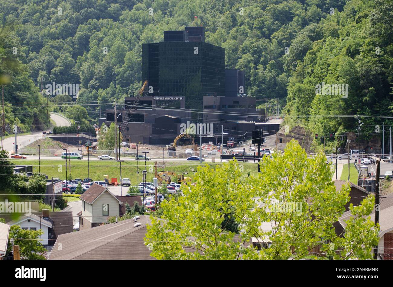 Da tutta la a forma di ferro di cavallo città di Pikeville, vari edifici, parcheggi, passerelle temporanee e al di sopra del suolo in fase di costruzione di Pikeville Medical Center (PMC) progetto di espansione può essere visto, Martedì, luglio 12, 2011, in Pikeville, KY. Dopo mesi di costruzione di infrastrutture e di ritardi di pioggia, uno del Kentucky la più grande ripresa americana e il reinvestimento Act (ARRA) progetti è in corso. Il $44.6 milioni di strutture comunitarie prestito servirà a finanziare la costruzione di un nuovo ufficio medico building e il garage per il parcheggio. La legge per il recupero è stato progettato per spendere soldi gradualmente nel corso del tempo in Foto Stock