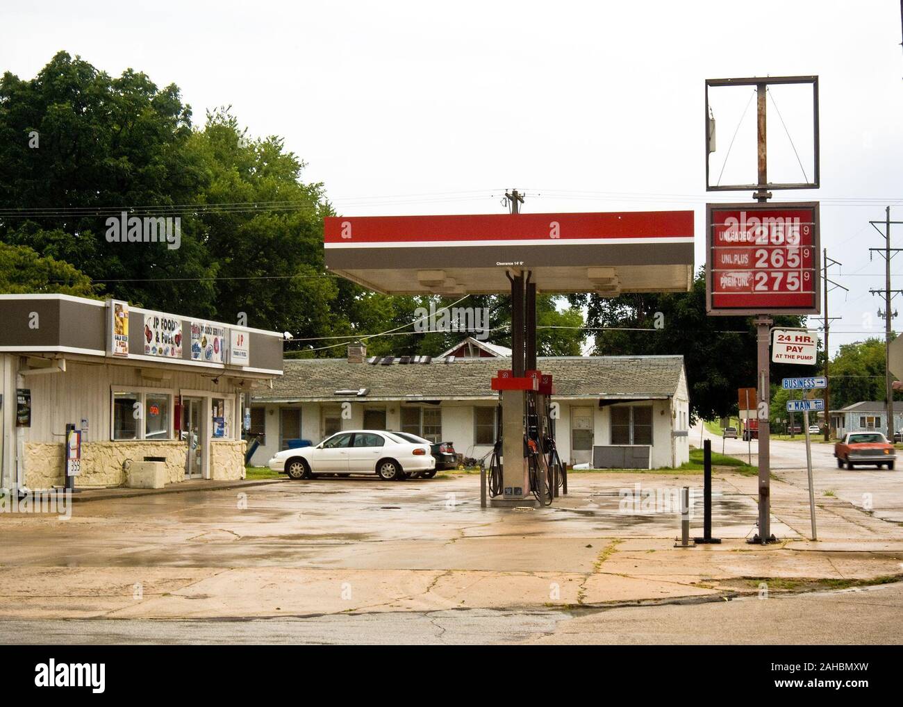 Aziende come questo gas station/minimarket in Cherryvale, Kansas sono in grado di condividere un Business rurale Sovvenzione economica, prestito Revolving Fund da U. S. del dipartimento dell'agricoltura, dello sviluppo rurale e Affari rurali. La città di Cherryvale era in grado di acquisire il prestito per aiutare le imprese in fase di avviamento e di fornire assistenza finanziaria alle nuove piccole imprese entro la città di Cherryvale. Il finanziamento per il prestito sarà assegnato attraverso la ripresa americana e il reinvestimento Act del 2009 (ARRA). Foto Stock