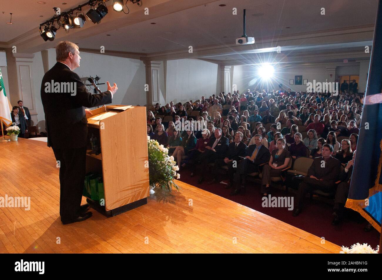Stati Uniti Del Dipartimento dell'agricoltura (USDA) Segretario Tom Vilsack (a podio) e il Dipartimento di Educazione Segretario Arne Duncan ha parlato con circa 300 giovani da 47 Stati o territori e il Canada a livello nazionale a 4 H Conferenza su Martedì, 5 aprile 2011 a Washington DC, la conferenza è il premier giovani opportunità di sviluppo dell'USDA. Di età compresa tra i 15-19 anni i partecipanti sono stati selezionati mediante vari mezzi mediante i loro membri ad essere i delegati alla conferenza. I Segretari ha poi preso le domande dal pubblico. Segretario Vilsack ha ricevuto domande su argomenti quali la terra concede, cosa Foto Stock