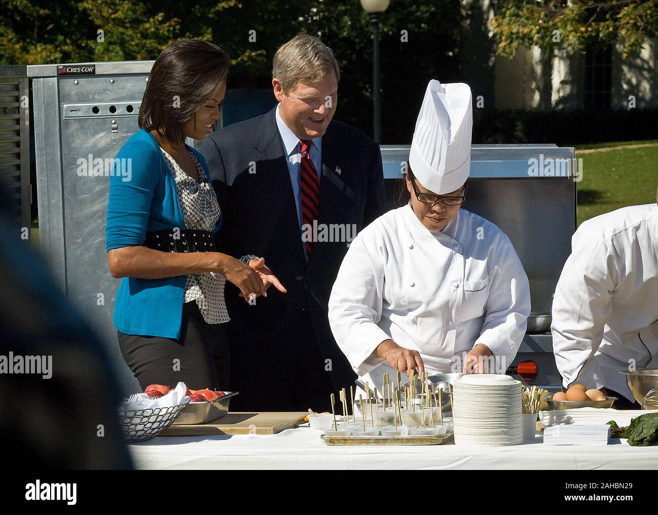 White House Chef Chris Comerford prepara la colazione in una cucina salutare Demonstartion per la First Lady Michelle Obama e il Segretario per l'agricoltura Tom Vilsack presso la Scuola HealthierUS sfida Mercoledì, Ottobre 21. Il congresso sta attualmente valutando la nutrizione infantile riautorizzazione legislazione, che incide la Scuola Nazionale il pranzo e la prima colazione i programmi. Segretario Vilsack citato l'importanza delle proposte per eliminare le barriere che tenere i bambini dalla partecipazione a programmi di nutrizione scolastica, migliorare la qualità dei pasti scolastici e della salute dell'ambiente scolastico e migliorare pro Foto Stock