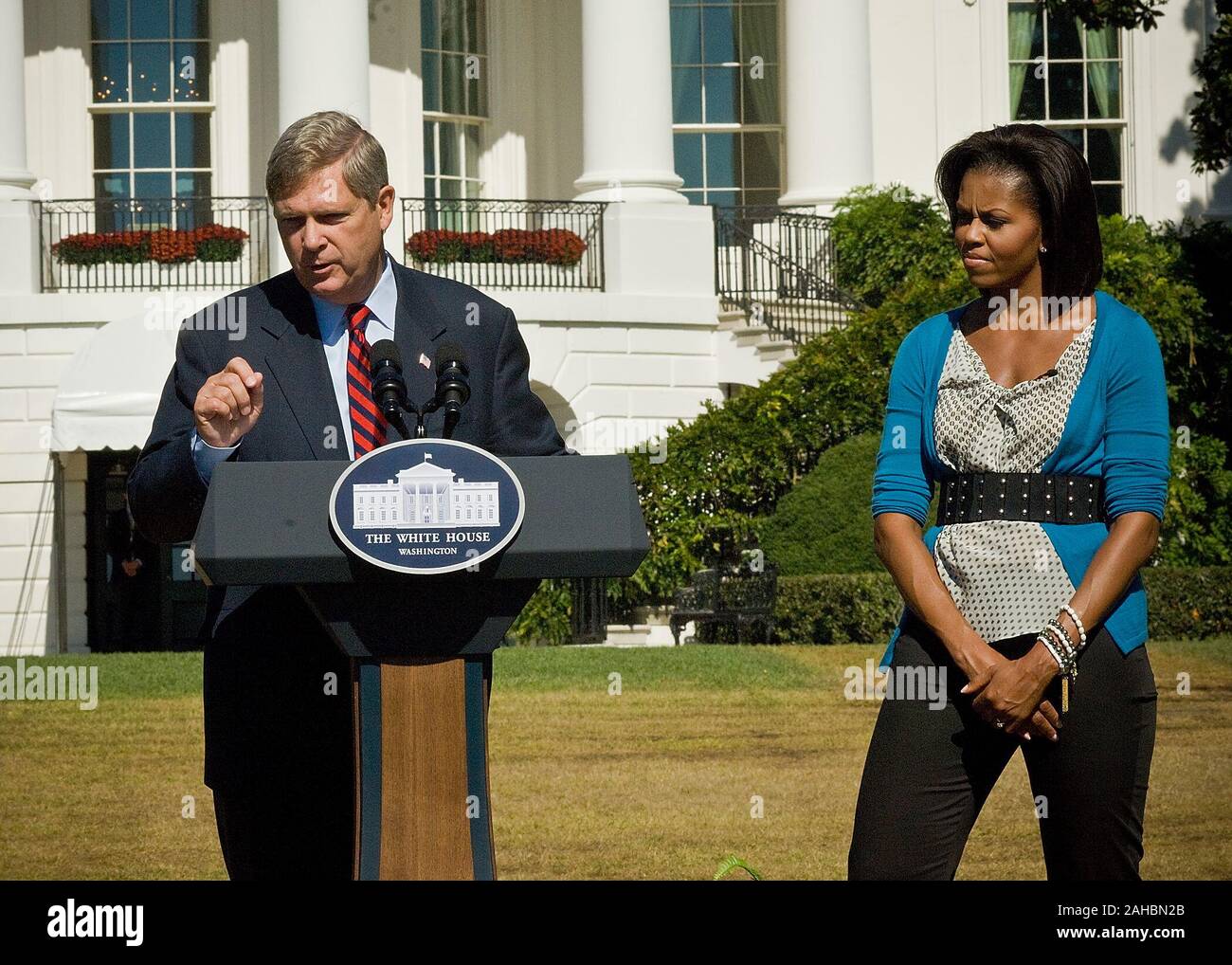 La First Lady Michelle Obama e il Segretario per l'agricoltura Tom Vilsack ha annunciato Mercoledì, 21 Ottobre l'amministrazione Obama sta ampliando la scuola HealthierUS sfida. Il congresso sta attualmente valutando la nutrizione infantile riautorizzazione legislazione, che incide la Scuola Nazionale il pranzo e la prima colazione i programmi. Vilsack citato l'importanza delle proposte per eliminare le barriere che tenere i bambini dalla partecipazione a programmi di nutrizione scolastica, migliorare la qualità dei pasti scolastici e della salute dell'ambiente scolastico e migliorare le prestazioni del programma. Foto Stock