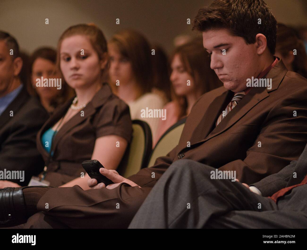 Stati Uniti Del Dipartimento dell'agricoltura (USDA) Segretario Tom Vilsack e Dipartimento di Educazione Segretario Arne Duncan ha parlato con circa 300 giovani da 47 Stati o territori e il Canada a livello nazionale a 4 H Conferenza su Martedì, 5 aprile 2011 a Washington DC, la conferenza è il premier giovani opportunità di sviluppo dell'USDA. Di età compresa tra i 15-19 anni i partecipanti sono stati selezionati mediante vari mezzi mediante i loro membri ad essere i delegati alla conferenza. I Segretari ha poi preso le domande dal pubblico. Segretario Vilsack ha ricevuto domande su argomenti quali la terra concede, cos'è un averag Foto Stock