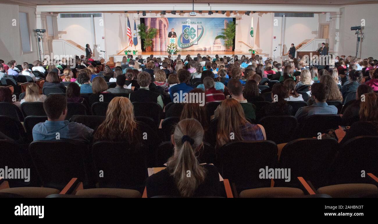 Stati Uniti Del Dipartimento dell'agricoltura (USDA) Segretario Tom Vilsack (a podio) e il Dipartimento di Educazione Segretario Arne Duncan ha parlato con circa 300 giovani da 47 Stati o territori e il Canada a livello nazionale a 4 H Conferenza su Martedì, 5 aprile 2011 a Washington DC, la conferenza è il premier giovani opportunità di sviluppo dell'USDA. Di età compresa tra i 15-19 anni i partecipanti sono stati selezionati mediante vari mezzi mediante i loro membri ad essere i delegati alla conferenza. I Segretari ha poi preso le domande dal pubblico. Segretario Vilsack ha ricevuto domande su argomenti quali la terra concede, cosa Foto Stock