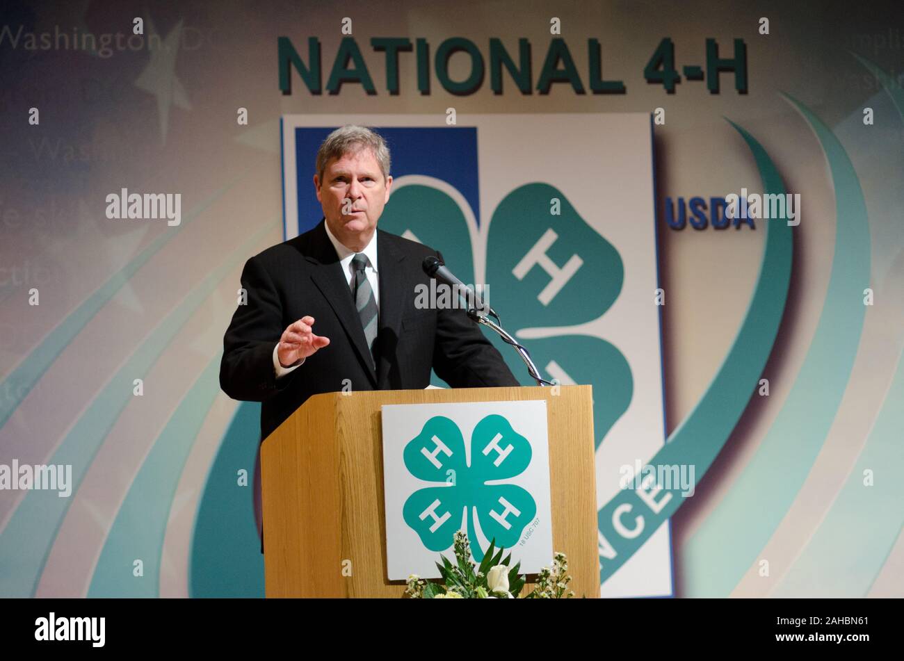 Stati Uniti Del Dipartimento dell'agricoltura (USDA) Segretario Tom Vilsack (a podio) e il Dipartimento di Educazione Segretario Arne Duncan ha parlato con circa 300 giovani da 47 Stati o territori e il Canada a livello nazionale a 4 H Conferenza su Martedì, 5 aprile 2011 a Washington DC, la conferenza è il premier giovani opportunità di sviluppo dell'USDA. Di età compresa tra i 15-19 anni i partecipanti sono stati selezionati mediante vari mezzi mediante i loro membri ad essere i delegati alla conferenza. I Segretari ha poi preso le domande dal pubblico. Segretario Vilsack ha ricevuto domande su argomenti quali la terra concede, cosa Foto Stock