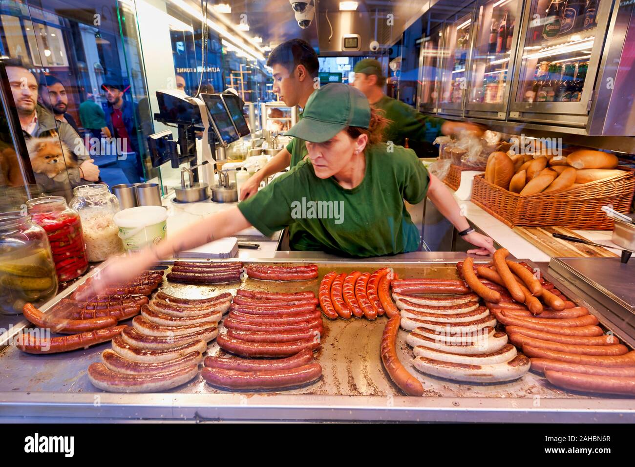 Cucina di strada venditore (salsicce wiener frankfurter) a Vienna Austria Foto Stock