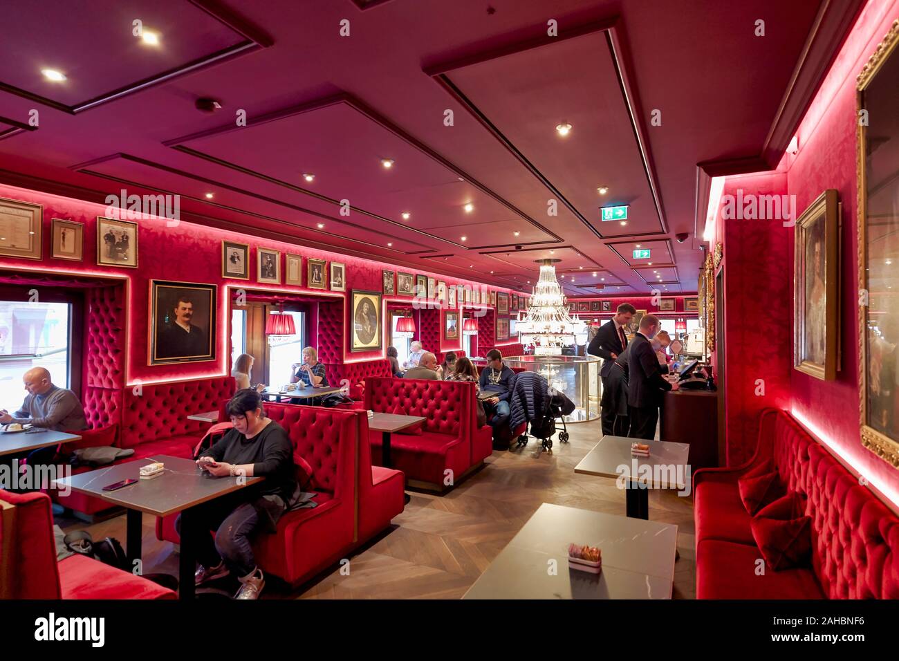 Hotel Sacher Vienna Austria. Il tè rosso Camera al gusto Sacher Torte Foto Stock
