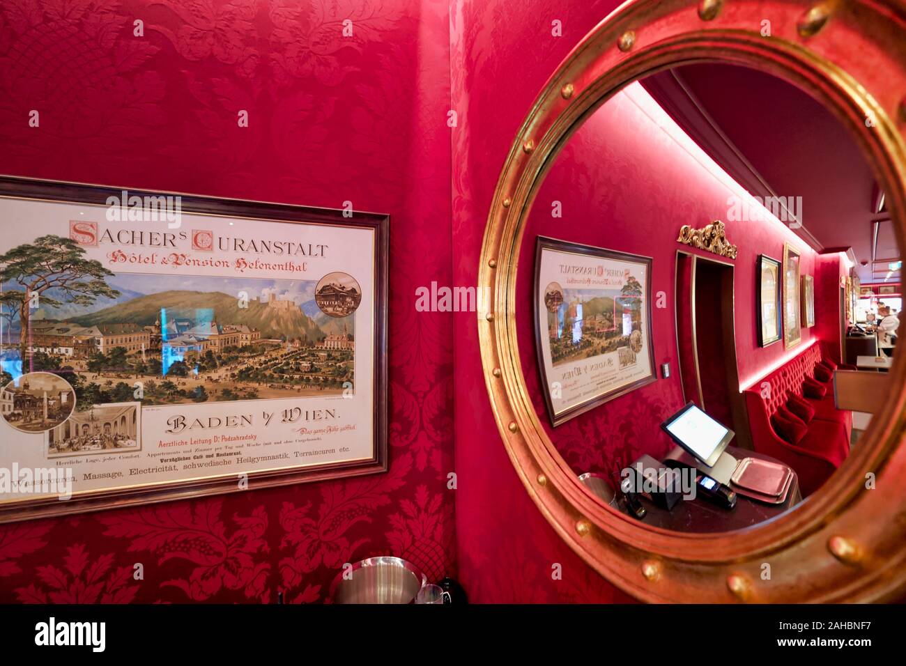 Hotel Sacher Vienna Austria. Il tè rosso Camera al gusto Sacher Torte Foto Stock