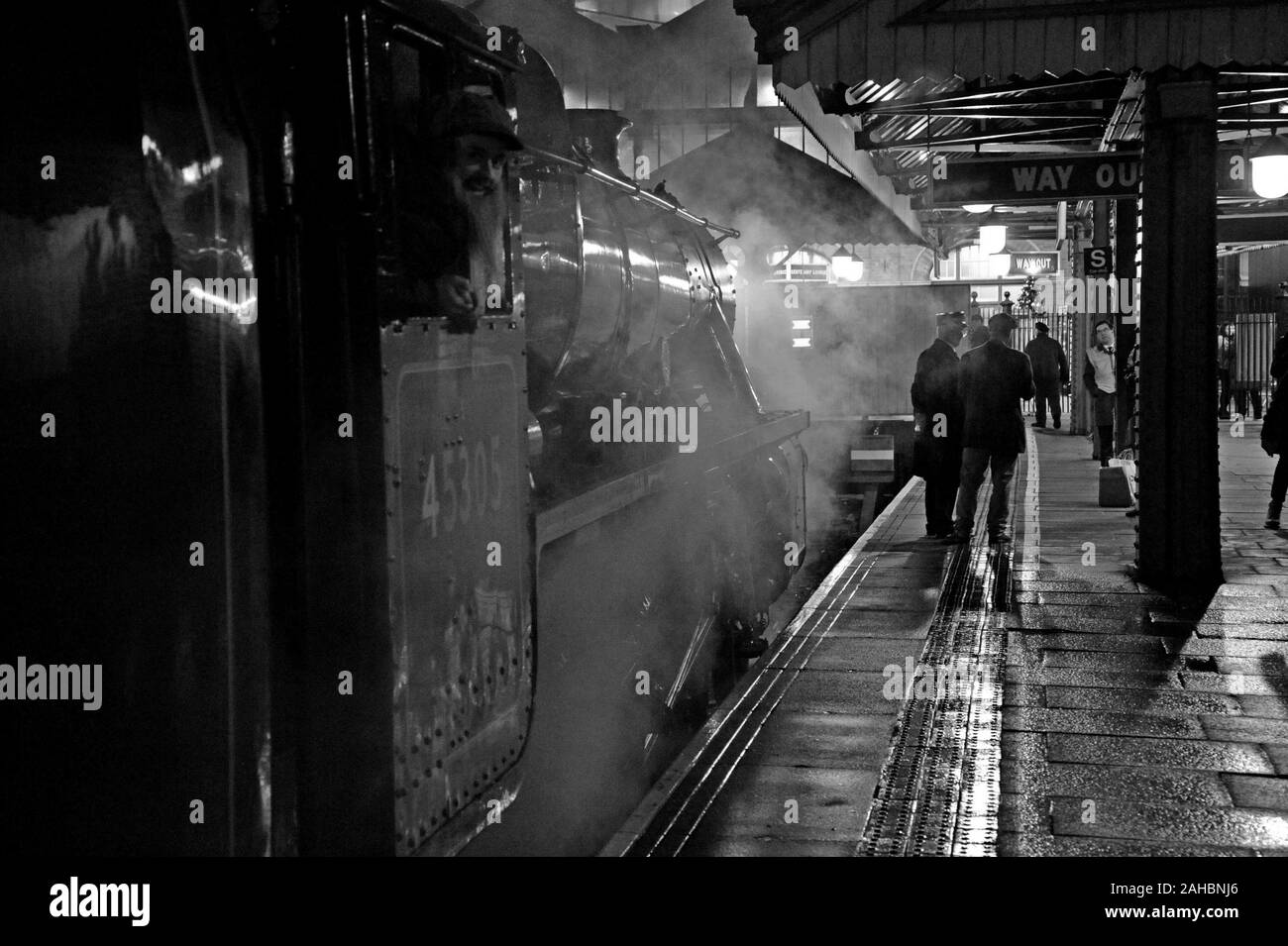 Il Polar Express di Natale speciale treno a vapore escursione attende presso la piattaforma a Moor Street Station, Birmingham di notte. Foto Stock