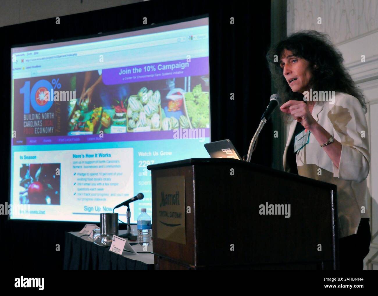 Nancy Creamer, Direttore del Centro per la protezione ambientale dei sistemi di allevamento, North Carolina State University di Raleigh, North Carolina discusso "un approccio globale alla costruzione del North Carolina Cibo Regionale Economia" a "promuovere l'agricoltura sostenibile attraverso prodotti alimentari regionali getta" durante il World Agricultural Outlook Forum in Crystal City, Virginia Giovedì, 24 febbraio. Foto Stock