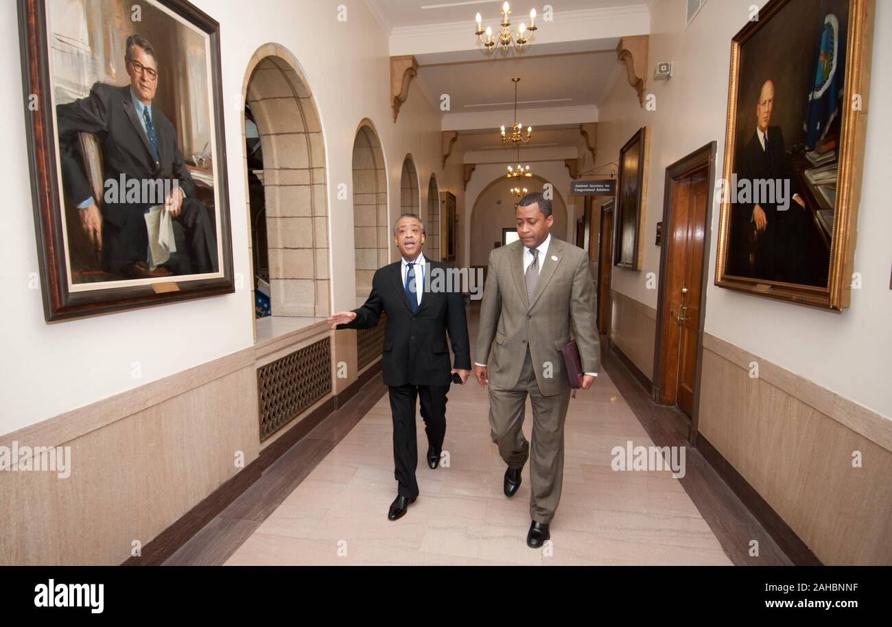 Al reverendo Sharpton, Jr. è scortato attraverso le sale del dipartimento dell'agricoltura, dall'Assistente Segretario per i diritti civili Il dottor Joe Leonard lunedì 28 febbraio, 2011; a Washington D.C. Il rev. Sharpton è il keynote speaker a oggi la African American History Mese programma; il suo argomento è "Diritti Civili in età di Obama." Alla loro sinistra e destra sono i ritratti del passato ai segretari di agricoltura, Lothrop Orville Freeman (in office 1961-1969) e Charles Franklin Brannan (1948-1953). Foto Stock