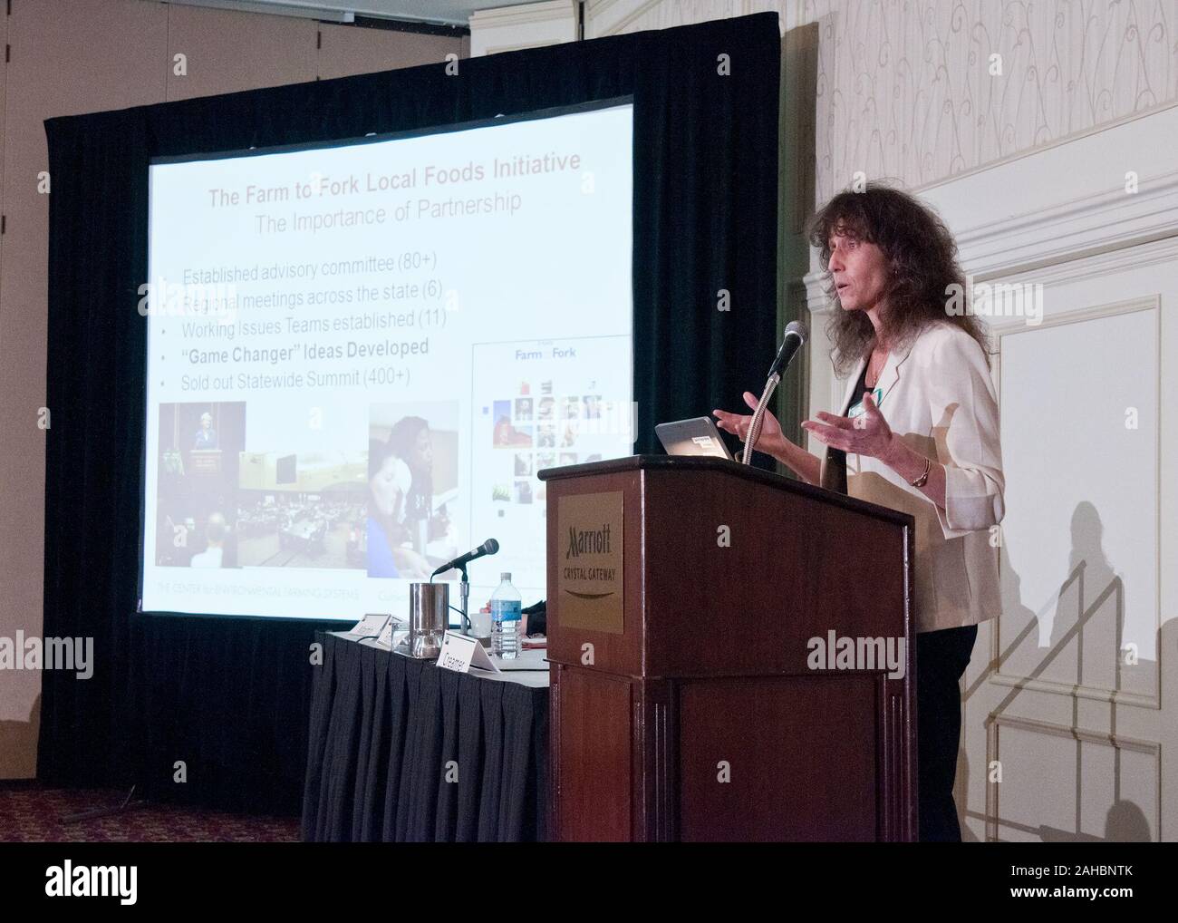 Nancy Creamer, Direttore del Centro per la protezione ambientale dei sistemi di allevamento, North Carolina State University di Raleigh, North Carolina discusso "un approccio globale alla costruzione del North Carolina Cibo Regionale Economia" a "promuovere l'agricoltura sostenibile attraverso prodotti alimentari regionali getta" durante il World Agricultural Outlook Forum in Crystal City, Virginia Giovedì, 24 febbraio. Il tema di questo anno le prospettive del settore agricolo è Forum, "Oggi le strategie e le opportunità di domani." Foto Stock