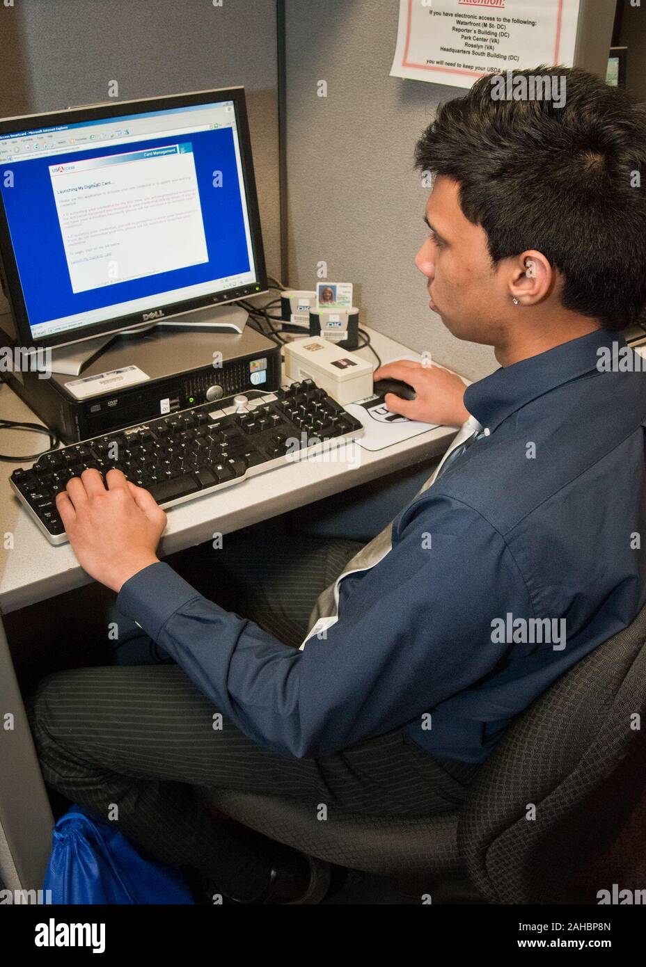 Anthony Rozario, Springbrook High School Accademia di Information Technology in Silver Spring, Maryland recensioni informazioni circa il processo di registrazione per una Smart Card scheda di identificazione presso il Reparto di Stati Uniti dell'agricoltura. Rozario e altri studenti hanno partecipato all'USDA Information Technology Job Shadow giorno Mercoledì, 13 aprile 2011, annualmente un opportunità per gli studenti di scuole superiori per apprendere le informazioni di ampiezza e profondità di information technology at USDA e come esso viene applicato il dipartimento. Gli studenti hanno visitato il Centro Operazioni di rete, il badging in ufficio e aveva una lezione su geosp Foto Stock