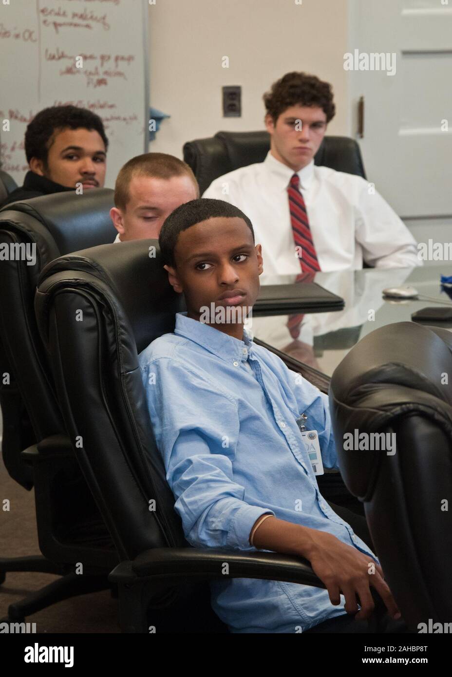 Nebil Maeruf, Colby Shinholser, Michael Hughes, Gregorio Ridgeway studenti dal Springbrook High School, in Silver Spring, Maryland ha visitato il Reparto di Stati Uniti dell'agricoltura con i membri dell'Accademia di Information Technology Mercoledì, 13 aprile 2011. USDA detiene un Information Technology Job Shadow Day ogni anno. Si tratta di un opportunità per gli studenti di scuole superiori per apprendere le informazioni di ampiezza e profondità di information technology at USDA e come esso viene applicato il dipartimento. Gli studenti hanno visitato il Centro Operazioni di rete, il badging in ufficio e aveva una lezione sulla tecnologia geospaziale. Foto Stock
