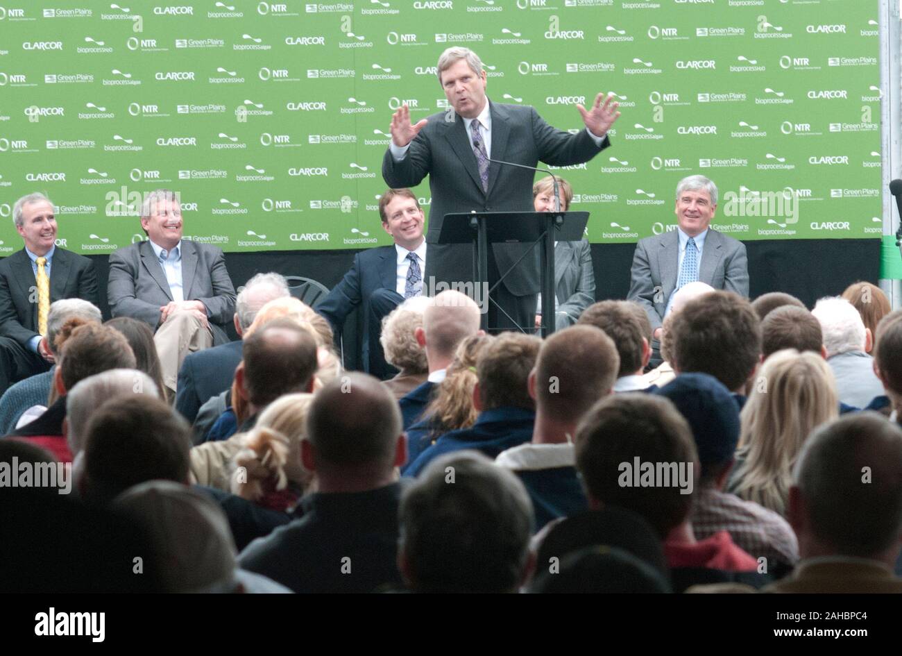 Stati Uniti Del Dipartimento dell'agricoltura (USDA) Segretario Tom Vilsack ha girato bioprocesso alghe facility a pianure verdi Energie Rinnovabili (GPRE), Inc. e svelata la fase II componente chiave - su scala commerciale bioreattori foto/trinciacaricatrici; dopo di che egli ha parlato con la leadership della società, biologi e ingegneri; gli ospiti e news media durante la grande cerimonia di apertura il 15 aprile 2011 a Shenandoah, IA. Il funzionamento è co-situato entro un GPRE della fabbrica di etanolo e dove bioprocesso alghe tecnologia è utilizzata per i prodotti di scarto; anidride carbonica, riciclata calore e acqua per produrre in massa le alghe. Le alghe da questo Foto Stock