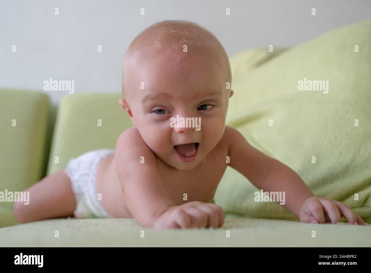 Baby avente pancia tempo sul divano Foto Stock
