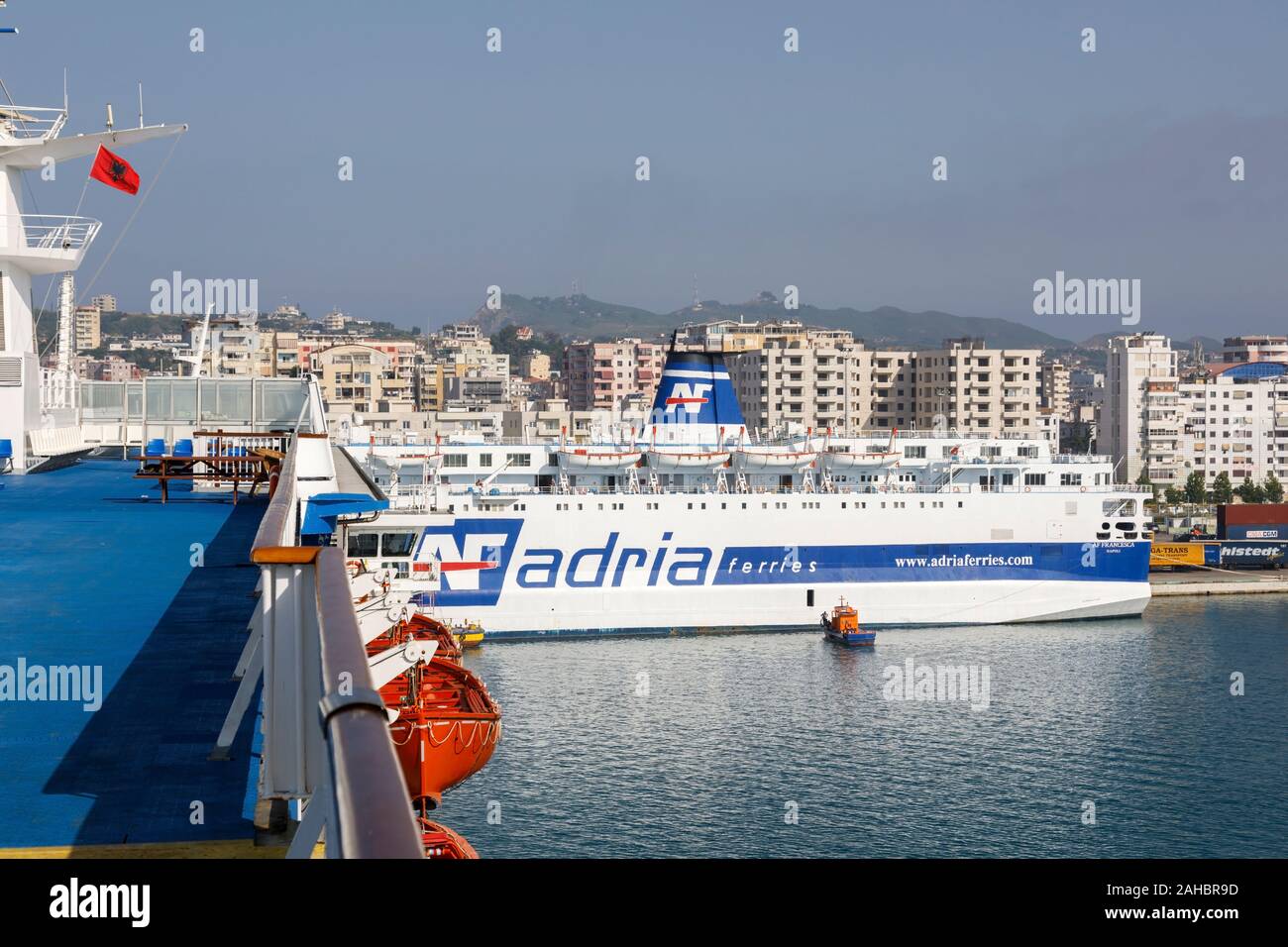 Durazzo, Albania, 4 Luglio 2019: Passenger ferry naviga nel porto di Durazzo al molo designato Foto Stock