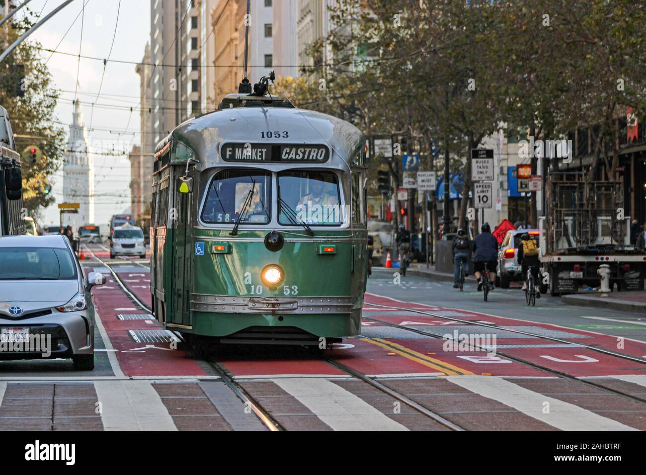 Vintage o tram tram del patrimonio su Market Street a San Francisco, Stati Uniti d'America Foto Stock