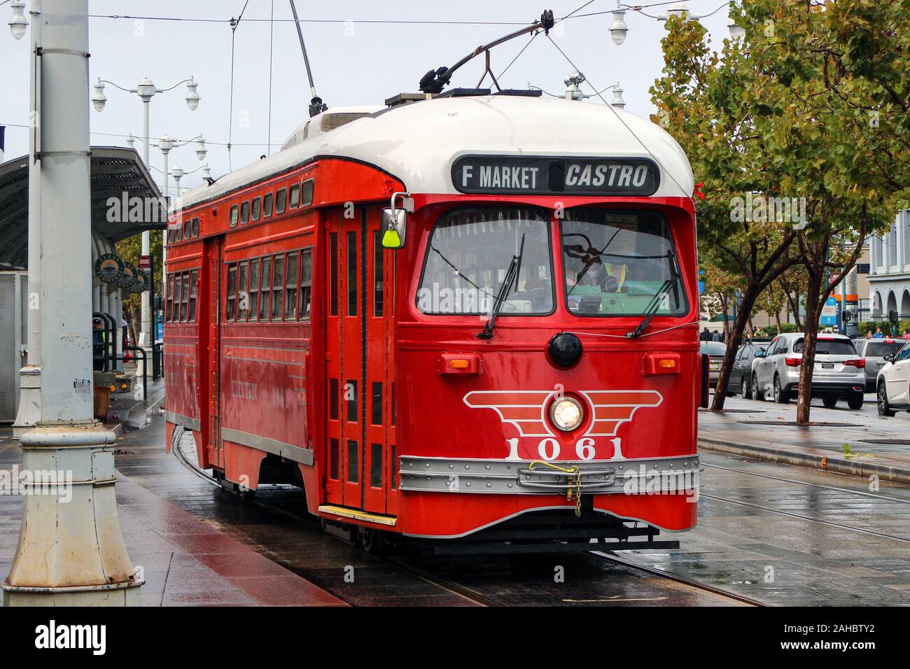 Red vintage tram patrimonio o tram numero 1061 sulla linea F in un giorno di pioggia a San Francisco, Stati Uniti d'America Foto Stock