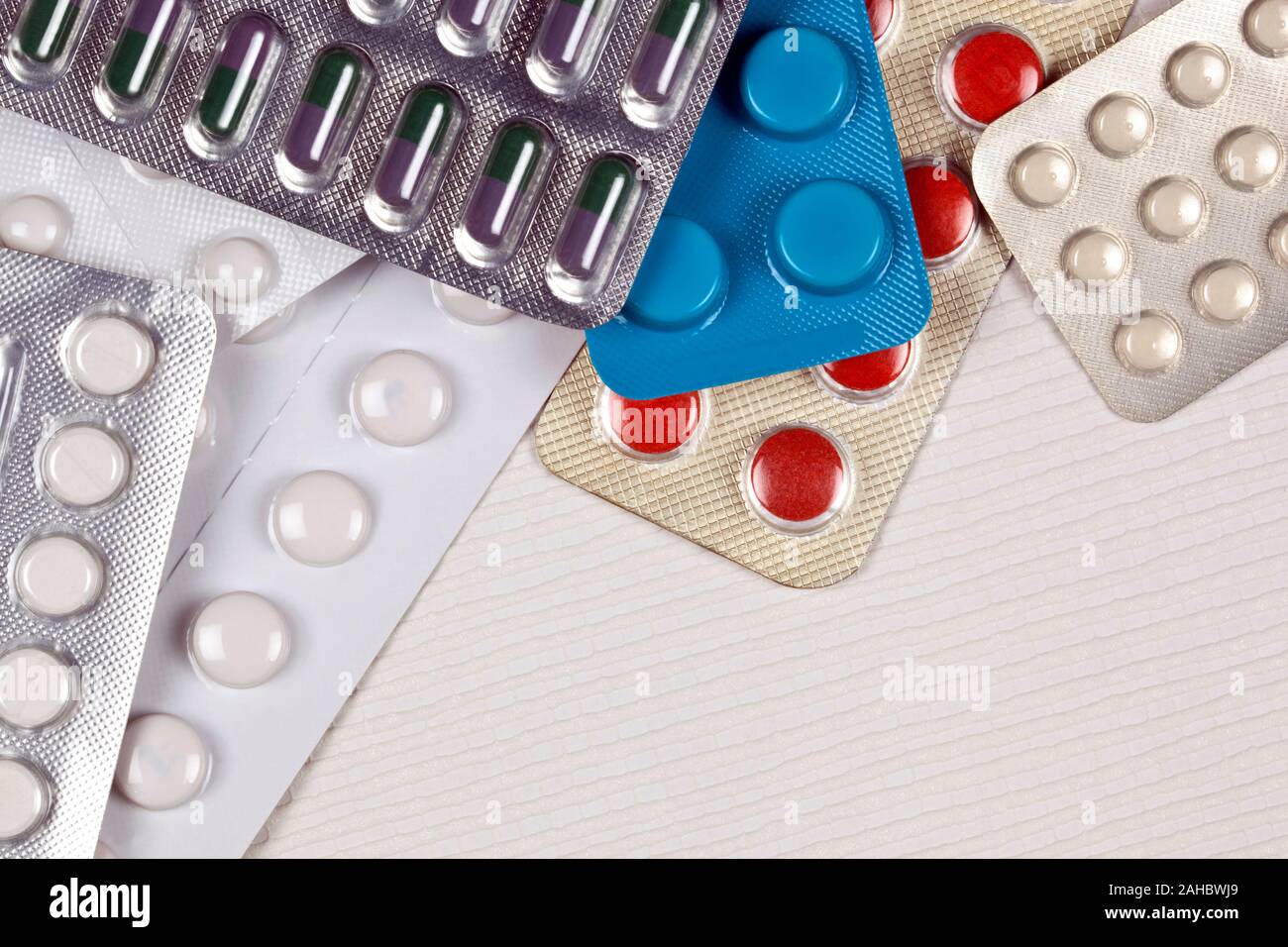 Pillole, compresse e capsule utilizzate dalla professione medica per il trattamento di una malattia. Spazio per la copia. Foto Stock