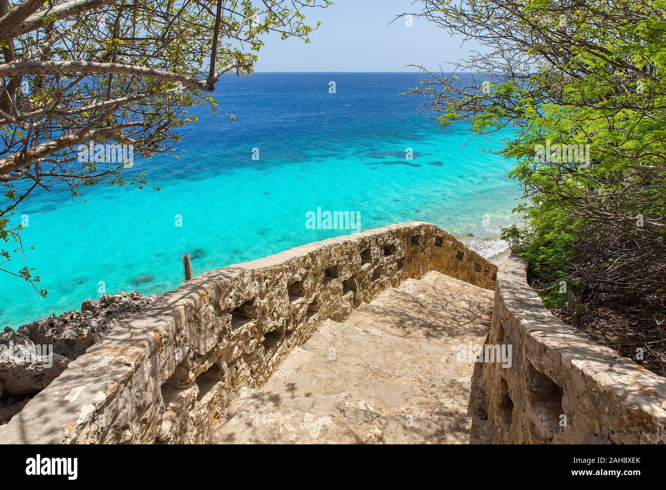 1000 passi la discesa alla spiaggia e mare blu sulla isola di Bonaire Foto Stock