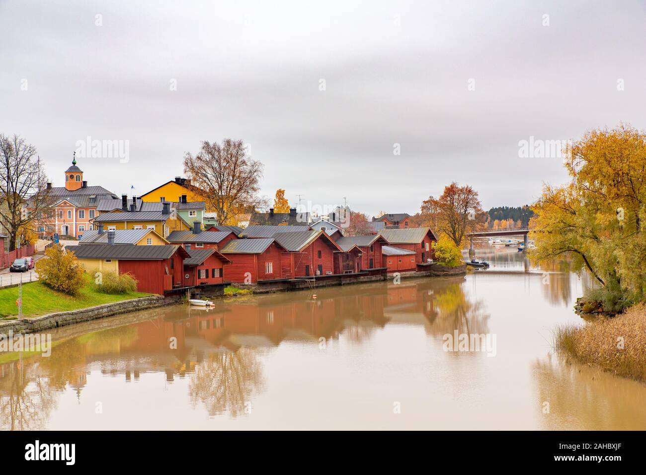 Paesaggio finlandese con case di legno lungo il fiume in Porvo Foto Stock