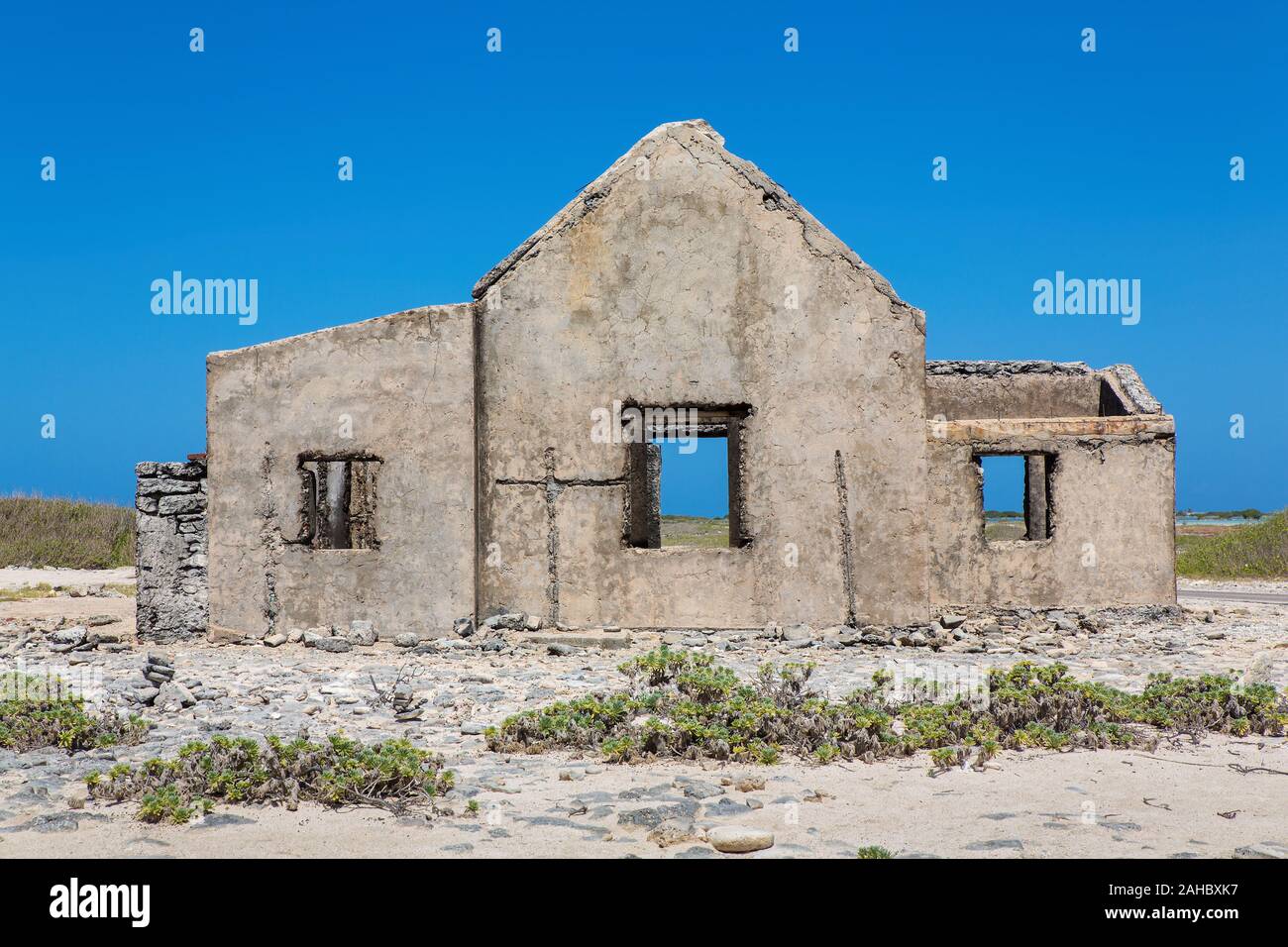 Vecchio e storico edificio di casa come rovina a costa di Isola Bonaire Foto Stock