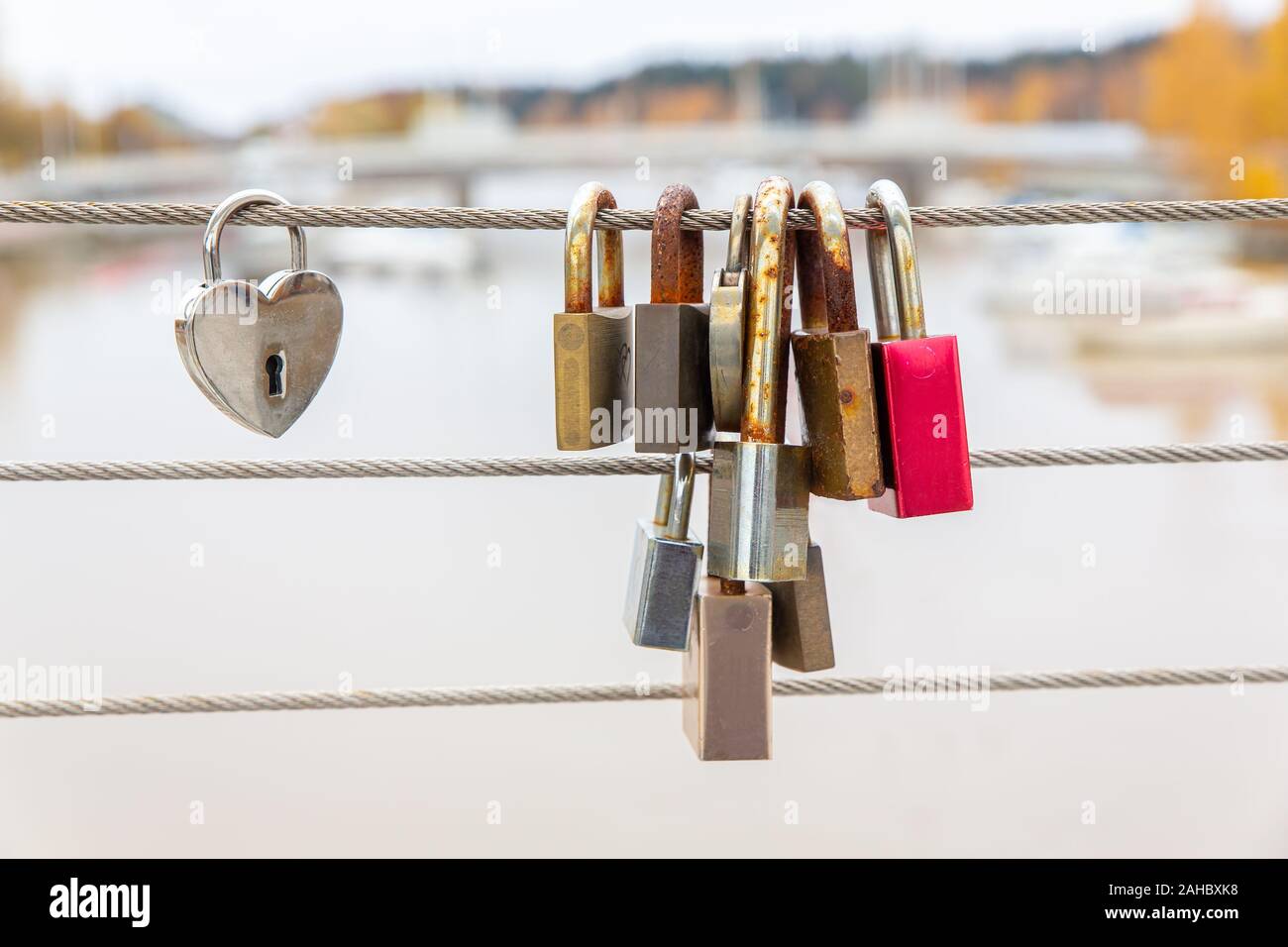 Gruppo di blocchi appeso sul ponte finlandese come simbolo di amicizia Foto Stock